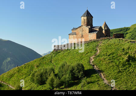 Tsminda Sameba l'église géorgienne située sur la colline verte au-dessus de la ville Stepantsminda. Banque D'Images