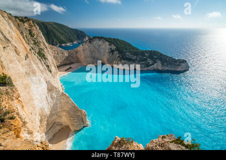 Vue imprenable sur les falaises de Shipwreck Cove en été sur l'île de Zante, Grèce Banque D'Images