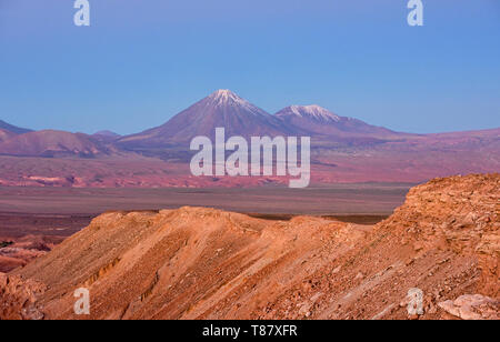 Le volcan Licancabur monte au-dessus du paysage désertique dans le Valle Marte, San Pedro de Atacama, Chili Banque D'Images