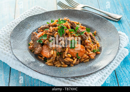 Giouvetsi - plat au four traditionnel grec avec le boeuf et l'orzo pasta à la sauce tomate. Banque D'Images