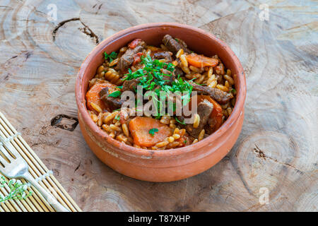 Giouvetsi - plat au four traditionnel grec avec le boeuf et l'orzo pasta à la sauce tomate. Banque D'Images