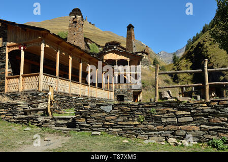 Village de Tusheti Dartlo, région de la Géorgie. Des tours de défense sur le Caucase trekking. Banque D'Images
