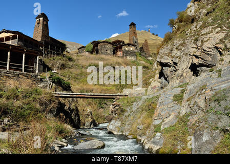 Village de Tusheti Dartlo, région de la Géorgie. Des tours de défense sur le Caucase trekking. Banque D'Images