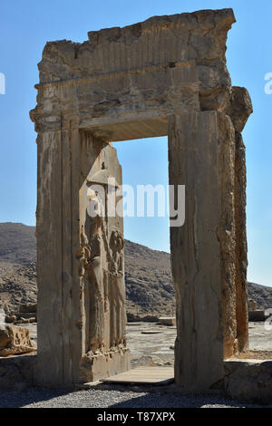 La porte avec de beaux reliefs dans les ruines de l'ancienne Persépolis complexe de la civilisation proche-orientale avec l'architecture perse, Sea - l'Iran. Banque D'Images