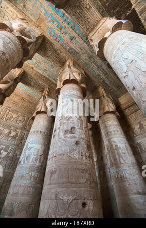 Salle hypostyle à l'Egypte antique temple de la fécondité et de l'amour de la déesse Hathor à Dendérah, en Egypte Banque D'Images