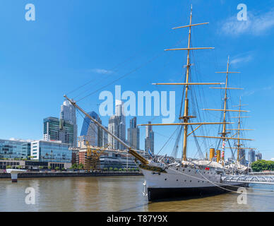 Front de mer à Puerto Madero à la recherche vers le quartier commercial avec bateau musée ARA en premier plan Président Sarmiento, Buenos Aires, Argentine Banque D'Images