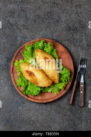 Plat traditionnel du Chili Pérou PAPA RELLENA purée de pommes de terre farcies de viande sur plaque de bois Banque D'Images