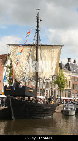 Voilier historique à la Hoge der Aa dans la ville de Groningen. Les Pays-Bas Banque D'Images