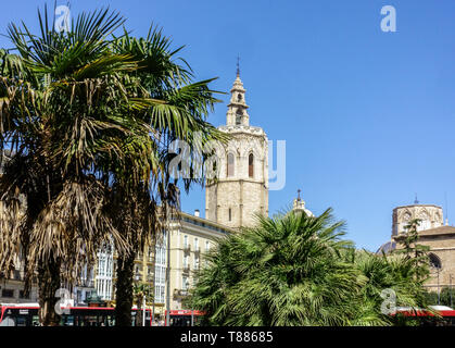 Cathédrale de Valence Espagne vue de la Plaza de la Reina Cathédrale de Valence Espagne du XIVe siècle, Tour Micalet Bell Banque D'Images