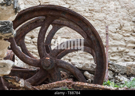 Roues de rouille d'un canon-transport sur une falaise près de Bonifacio, Corse Banque D'Images
