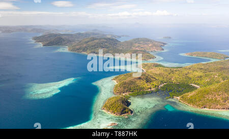 Seascape aériennes avec des lagunes, bleu azur à l'eau en milieu de petites îles. Palawan, Philippines. Les îles tropicales avec des lagons bleus, récif de corail. Îles de l'archipel malais avec lagons turquoises. Banque D'Images