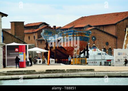 Venise, 7 mai, 2019 : la relique du bateau de pêche,qui, coula près de l'île de Lampedusa en 2015, où plus de 700 migrants sont morts, a été récupéré par le gouvernement italien, et a été donné à la ville d'Augusta, en Sicile. La Suiss artiste Christoph Buchel expédiés à Venise et les expositions à la relique de l'Arsenal de Venise, 58e Biennale d'arte di Venezia. 'Barca Nostra' (Anglais : Notre bateau est le titre de l'installation artistique. Le 58ème titre de la Biennale est "peut vous vivre à une époque intéressante" l'exposition sera ouverte du 11 au 24 novembre 2019. Banque D'Images