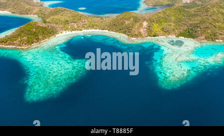 Seascape aériennes avec des lagunes, bleu azur à l'eau en milieu de petites îles. Palawan, Philippines. Les îles tropicales avec des lagons bleus, récif de corail. Îles de l'archipel malais avec lagons turquoises. Banque D'Images