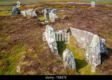 L'une des tombes avec passage des chambres funéraires au Néolithique Meayll Hill stone circle près de Cregneash, Île de Man Banque D'Images