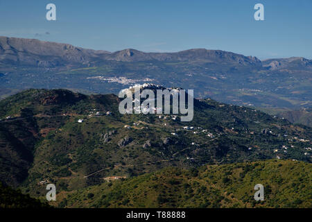 Vue éloignée de Comares dans toute la campagne d'Axarquia Parc Naturel Montes de Malaga Banque D'Images