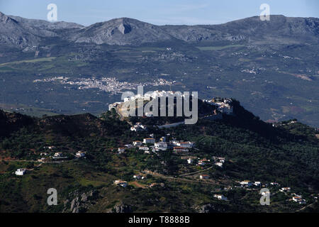 Distnt de Comares vue à travers la campagne Axarquia Parc Naturel Montes de Malaga Banque D'Images