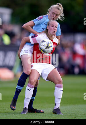 L'arsenal Beth Mead batailles pour la possession du ballon avec Manchester City's Esme Morgan au cours de la FA Women's super match de championnat à Meadow Park, Londres. Banque D'Images