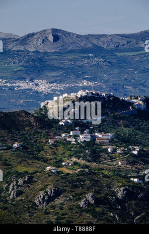 Vue éloignée de Comares dans toute la campagne d'Axarquia Parc Naturel Montes de Malaga Banque D'Images