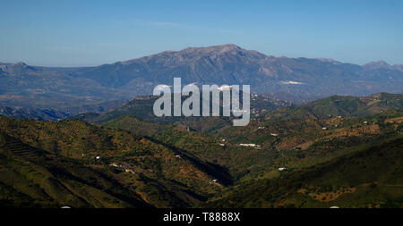 Vue éloignée de Comares dans toute la campagne d'Axarquia Parc Naturel Montes de Malaga Banque D'Images