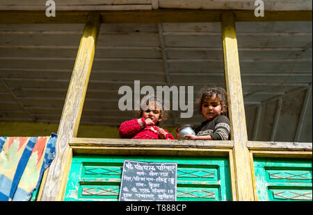 Kullu, Himachal Pradesh, Inde - 01 Avril 2019 : Photo d'enfants dans leur maison dans village himalayen - Banque D'Images