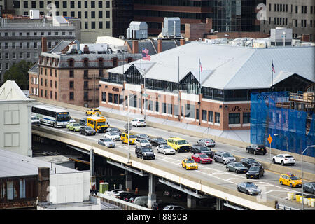 Les bâtiments et la circulation de la rue vu du pont de Brooklyn à New York, aux États-Unis. Banque D'Images