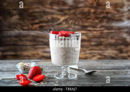 L'avoine délicieux dessert avec des fraises fraîches en verre sur la table en bois Banque D'Images