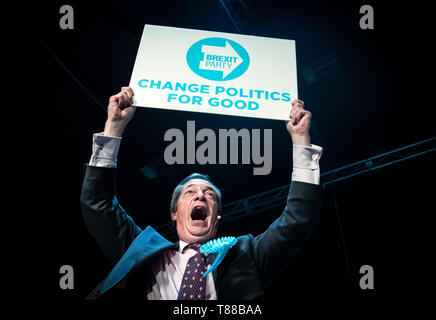 Brexit chef de parti Nigel Farage traite d'un rassemblement à l'Rainton Meadows Arena, tandis que sur la campagne électorale européenne trail à Durham. Banque D'Images