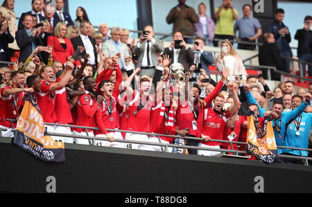 Salford City joueurs célèbrent avec le trophée après avoir remporté le Vanarama Ligue nationale finale Play-off au stade de Wembley, Londres. Banque D'Images