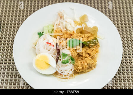 Nouilles de riz thaï à la viande de crabe dans le poisson et d'Anchois sauce au cari Banque D'Images