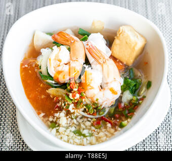 Seafood Thai suki - Sukiyaki remué en vermicelles de pâte de soja épicé avec des poissons et crevettes Banque D'Images