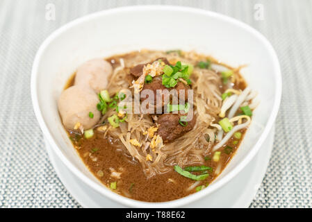 Porc braisé riz nouilles avec meatball Banque D'Images