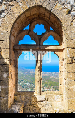 Fenêtre incroyable vue depuis le château de Saint Hilarion dans le nord de Chypre. Le point de vue populaire offre une belle vue sur la région de Kyrenia Chypriote Banque D'Images
