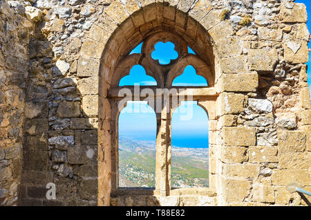 Belle vue de la fenêtre de l'ancienne Saint Hilarion Castle dans le nord de Chypre. La vue incroyable point offre une vue magnifique sur la région de Kyrenia Chypriote Banque D'Images