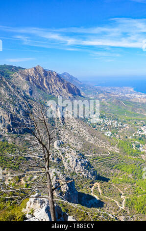 Photo verticale de la belle région de Kyrenia et méditerranéenne dans le nord de Chypre des anciens Saint Hilarion Castle. Banque D'Images