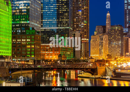 L'horizon de Chicago situé le long de la rivière Chicago à Chicago Wolf edition de la ville de Chicago dans l'Illinois aux États-Unis. Coucher du soleil Banque D'Images