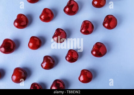 Télévision jeter la composition avec des cerises mûres sur un fond de couleur Banque D'Images
