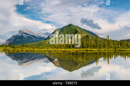 Les lacs Vermilion Emplacement classique à la recherche vers le mont Ruddle avec reflets dans l'eau. Banque D'Images