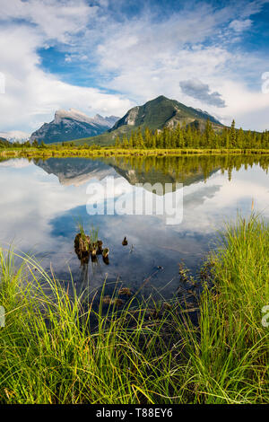 Les lacs Vermilion Emplacement classique à la recherche vers le mont Ruddle avec reflets dans l'eau. Banque D'Images