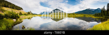 Les lacs Vermilion Emplacement classique à la recherche vers le mont Ruddle avec reflets dans l'eau. Banque D'Images