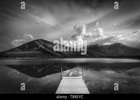Les lacs Vermilion Emplacement classique à la recherche vers le mont Ruddle avec reflets dans l'eau. Banque D'Images