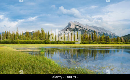 Les lacs Vermilion Emplacement classique à la recherche vers le mont Ruddle avec reflets dans l'eau. Banque D'Images