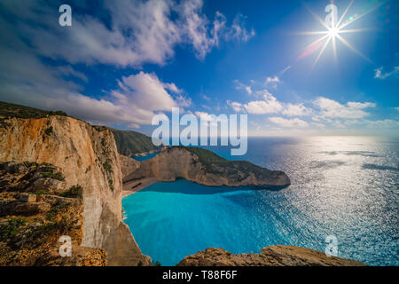 Vue sur le soleil qui brille au-dessus des falaises, Shipwreck Cove en été sur l'île de Zante, Grèce Banque D'Images