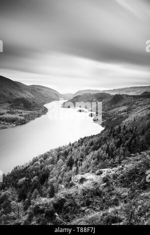 Haut au-dessus du réservoir de Thirlmere regardant vers le bas à travers les couleurs automnales dans les arbres et les feuillages au bord de l'eau de Raven Crag. Banque D'Images