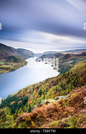 Haut au-dessus du réservoir de Thirlmere regardant vers le bas à travers les couleurs automnales dans les arbres et les feuillages au bord de l'eau de Raven Crag. Banque D'Images