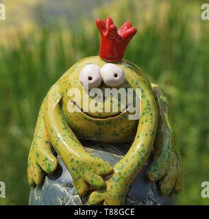 Céramique mignon frog prince avec une couronne Banque D'Images