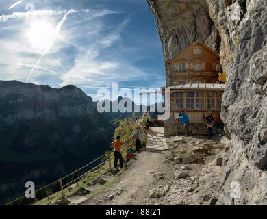 Les grimpeurs se sont réunis à la maison d''Äscher dans canton Appenzell Banque D'Images