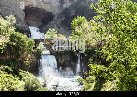 Chute d'Afqa et vieux pont, au Liban Banque D'Images