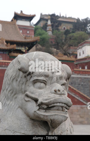 Statue de Lion sur la longévité Hill au Palais d'été de Beijing, Chine Banque D'Images