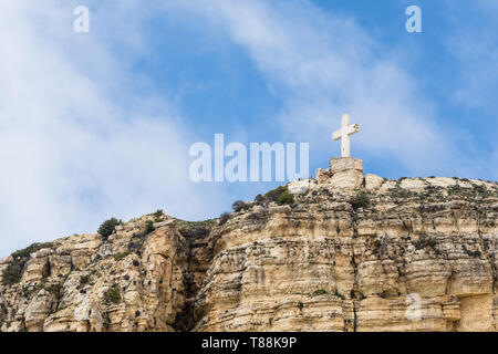 Croix sur une falaise de Sayidat al Qarn église, Aaqoura, Liban Banque D'Images