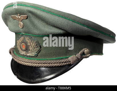 Walter Stettner Ritter von Grabenhofen - un bouchon de pare-soleil pour les officiers du Gebirgsjäger fabriqués à partir de matière fine toile gris-vert foncé, Cap Vert, tuyauterie, l'aigle national (forme précoce) de métal, argent-pac brodé couronne, avec gansée, beige sweat band et doublure intérieure avec s'est évanoui, maker's de l'emblème de l'Erel, Berlin. Un cap très utilisées avec moth dommage., historique, historique, des troupes d'infanterie de montagne, de l'armée, les forces armées, militaire, militaria, objet, objets, alambics, clipping, coupures, cut out, cut-out, cut-outs, 20e siècle, Additional-Rights Clearance-Info-Not-Available- Banque D'Images